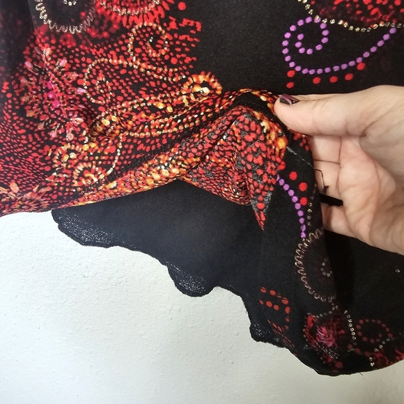 Black Red Top Womens *L/XL Lined Short Sleeve Stretchy Blouse Circle Flower READ - Picture 6 of 9